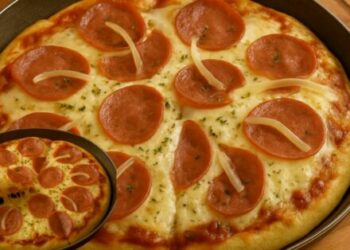 Easy Pizza with Cheese and Calabrian Sausage Filling, in 10 minutes