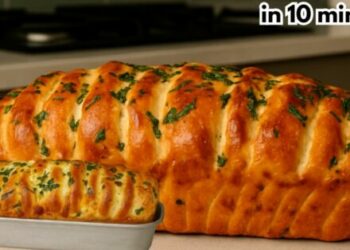 Hi, everyone, today we're going to learn how to make Garlic Bread with Mayonnaise Recipe using simple ingredients. So grab your pen and paper to jot down the ingredients, then follow the complete preparation method. How to Make Garlic Bread with Mayonnaise Recipe goes well with a barbecue or snack. See below the list of all ingredients and required quantities. And then, a very complete preparation method with details of the recipe. Recipe Ingredients: 4 french or other bread 3 tablespoons (45g / 1.6 oz) of mayonnaise 3 cloves of garlic, minced 2 tablespoons (28g / 1 oz) of butter (or margarine) 2 tablespoons (14g / 0.5 oz) of grated Parmesan cheese 120g (4.2 oz) of shredded mozzarella cheese Instructions: In a bowl, combine the mayonnaise, garlic, butter (or margarine), Parmesan cheese, and mozzarella cheese. Mix well until you get a smooth and even spread. Carefully slice the bread rolls, making deep cuts without cutting them all the way through. Spread the garlic cheese mixture inside the cuts and over the top of the bread. Bake in a preheated oven at 350°F (180°C) for about 15 minutes. Or in the Airfryer at 400°F (200°C) for 10 minutes. Serve warm with barbecue or as a delicious afternoon snack!
