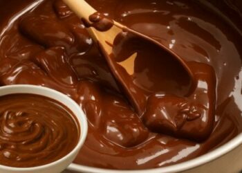 Quick & Easy Homemade Ganache – Only 2 Ingredients & Perfect for Cakes, Cupcakes & More