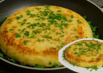 Hello everyone! Welcome to our food blog, your favorite place to find delicious recipes. Here you will find desserts, snacks, breakfast, appetizers, fresh salads. Let's get started! Meal Prep: Skillet Snack Learn how to prepare for Snack or Breakfast step-by-step recipes inspired by top online culinary schools. Whether you're an aspiring chef or just love gourmet cooking at home, these professional recipe ideas are perfect for busy days and high-quality meals. Recipe ingredients: 1 cup (120g / 4.2 oz) of all-purpose flour/wheat flour 1 egg 1 tablespoon (14g / 0.5 oz) of butter ½ cup (120ml / 4 oz) of milk Salt to taste 1 teaspoon (5g / 0.18 oz) of baking powder Filling Suggestions (to taste): Shredded chicken Cream cheese or soft requeijão Sliced cheese (You may also use ham, vegetables, or your favorite ingredients) Instructions: Prepare the batter: In a bowl, mix the egg, milk, and melted butter until well blended. Then add the flour, baking powder, and salt. Stir until you have a smooth, thick batter. Grease a non-stick skillet, then pour in half the batter and spread it evenly with a spatula. Add the filling: Place your preferred fillings (like shredded chicken, cream cheese, and sliced cheese) on top of the batter. Then cover with the remaining batter, spreading it to seal the filling. Cover the skillet with a lid and cook on low heat for 6 to 7 minutes, or until golden brown on the bottom. Carefully flip the sandwich and cook the other side until golden and cooked through. Turn off the heat, decorate if you wish, and serve warm!