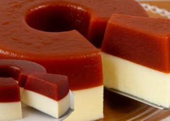 2-Layer Dessert Recipe with Cheese and Guava Jam in the Refrigerator