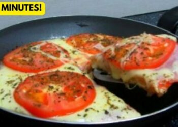 Homemade Pizza with Cheese, Ham and Tomatoes, in 10 minutes